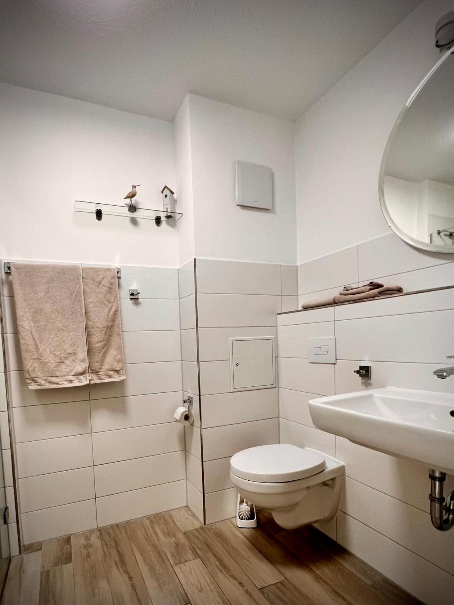 Kleine Auszeit -- Inklusive Parkplatz & Wifi, Geschirrspueler, Waschmaschine & Terrasse Mit Strandkorb -- Perfekt Fuer Urlaub & Business Scharbeutz Buitenkant foto