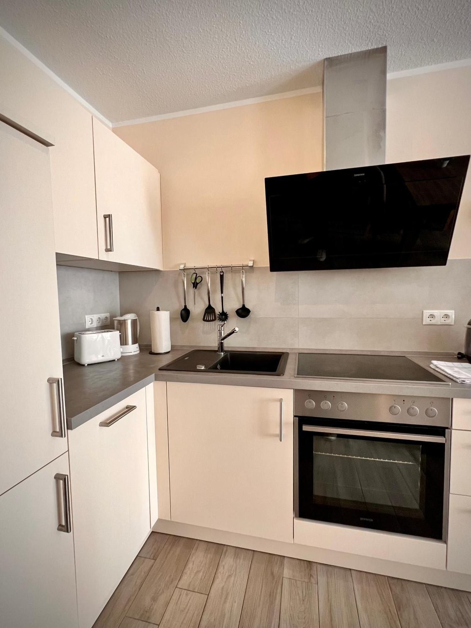 Kleine Auszeit -- Inklusive Parkplatz & Wifi, Geschirrspueler, Waschmaschine & Terrasse Mit Strandkorb -- Perfekt Fuer Urlaub & Business Scharbeutz Buitenkant foto
